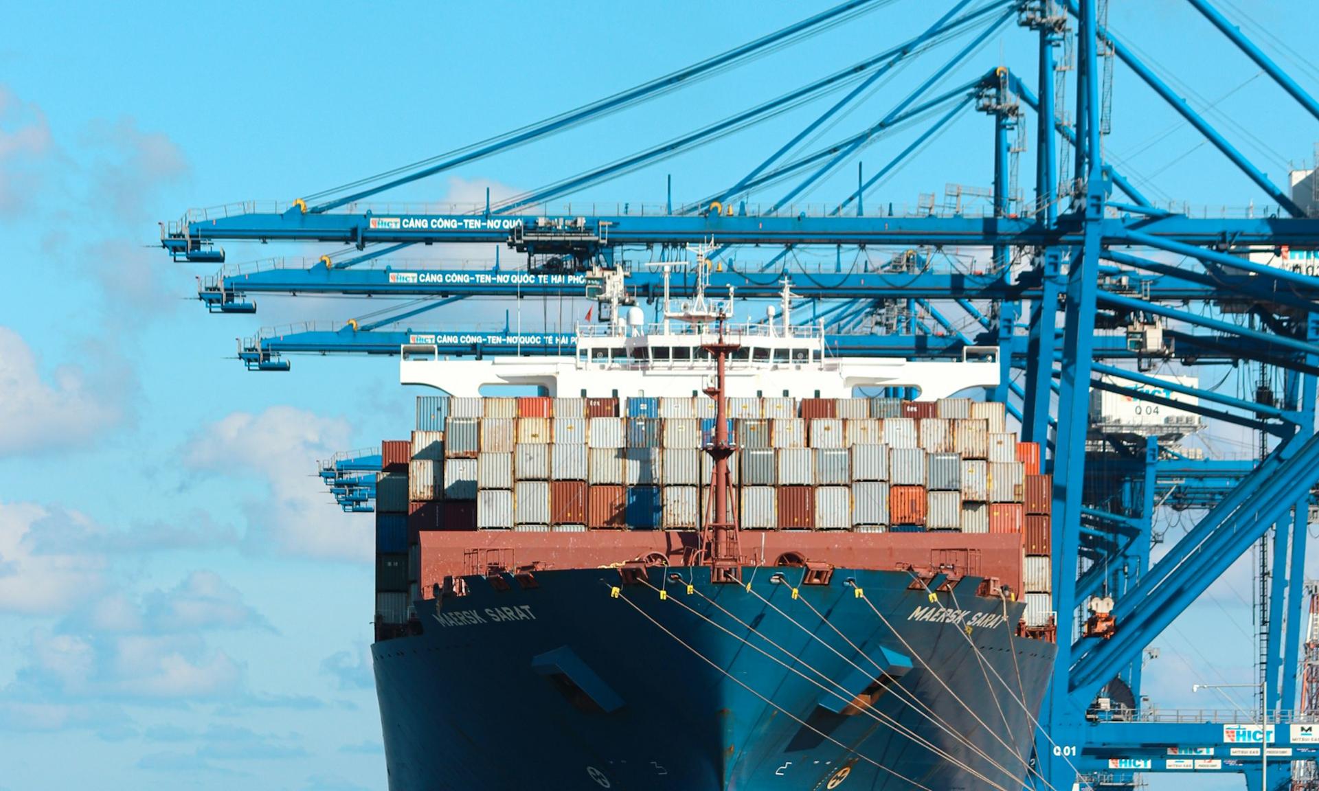 Container terminal with cargo ship operations